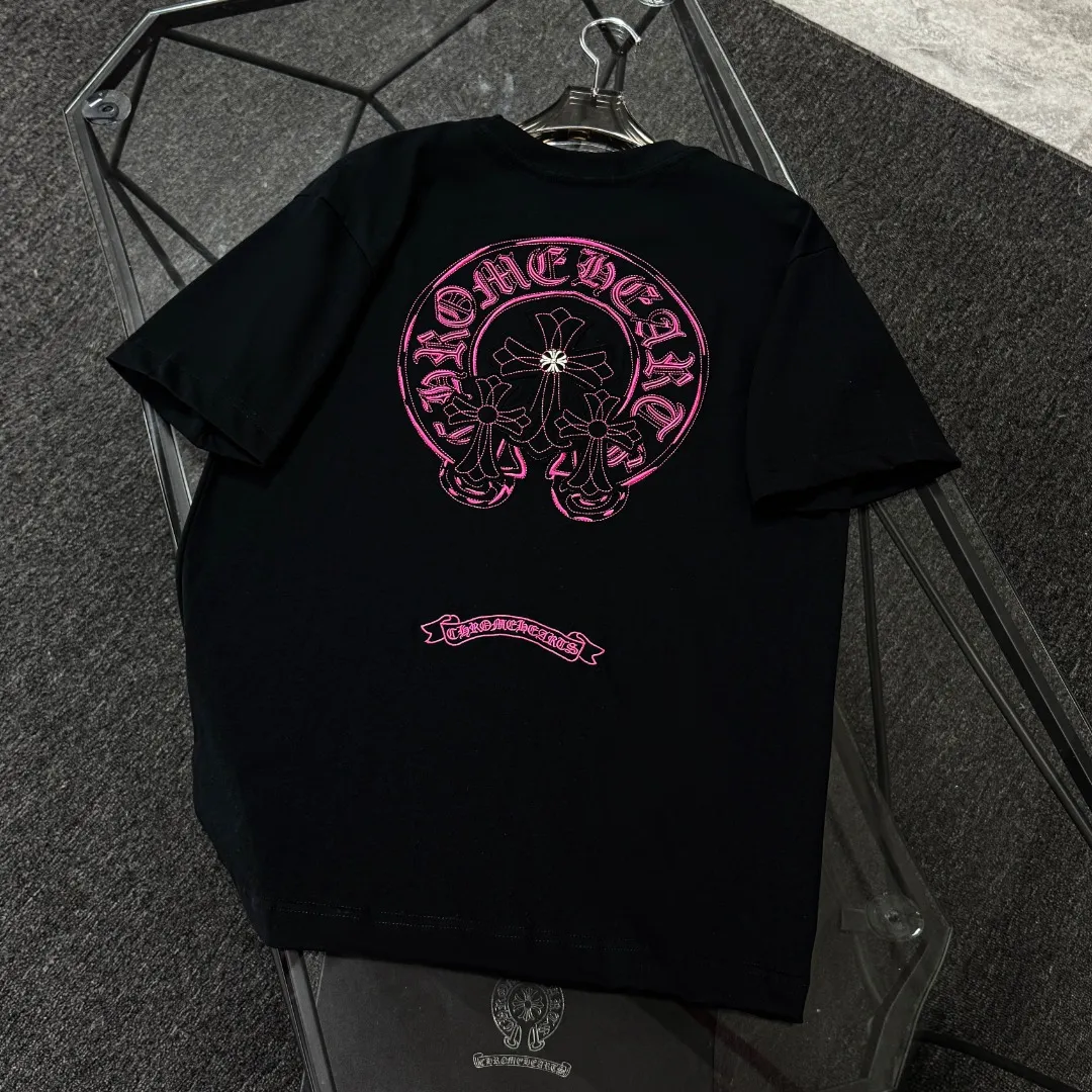 P180 Chrome Hearts 25 high-end versions. The fabric is made of 300 grams of high-density pure cotton. It does not deform or shrink. It has three labels. It is the same style for men and women. Technology: patch embroidery + original development hardware. Color: white, black. SIZE: S-XL.